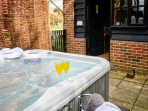 1 Bedroom Luxury Deben Barn Cottage with Private Hot Tub near Stonham Aspal, Suffolk, England